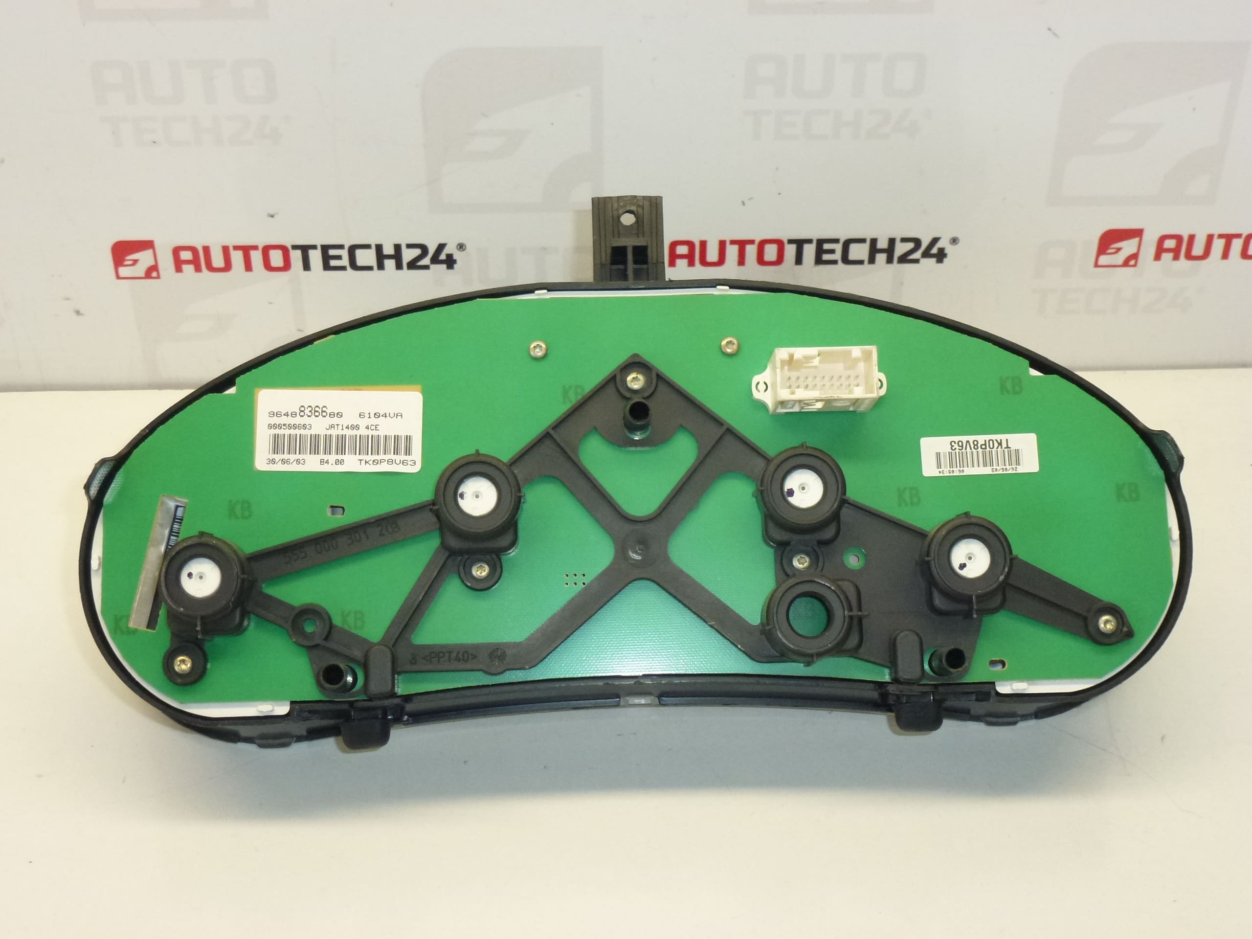 Tahometar Peugeot 206 136000 km 9648836680 6104VA 6104HY - Slika 2