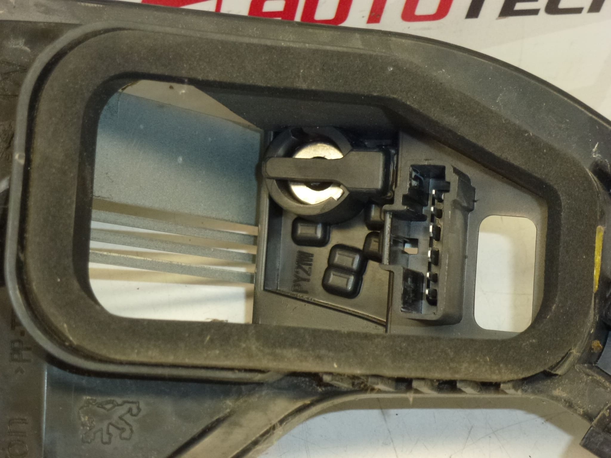 Grlo žarulje stražnjeg lijevog svjetla Peugeot 207 6350Y7 - Slika 2