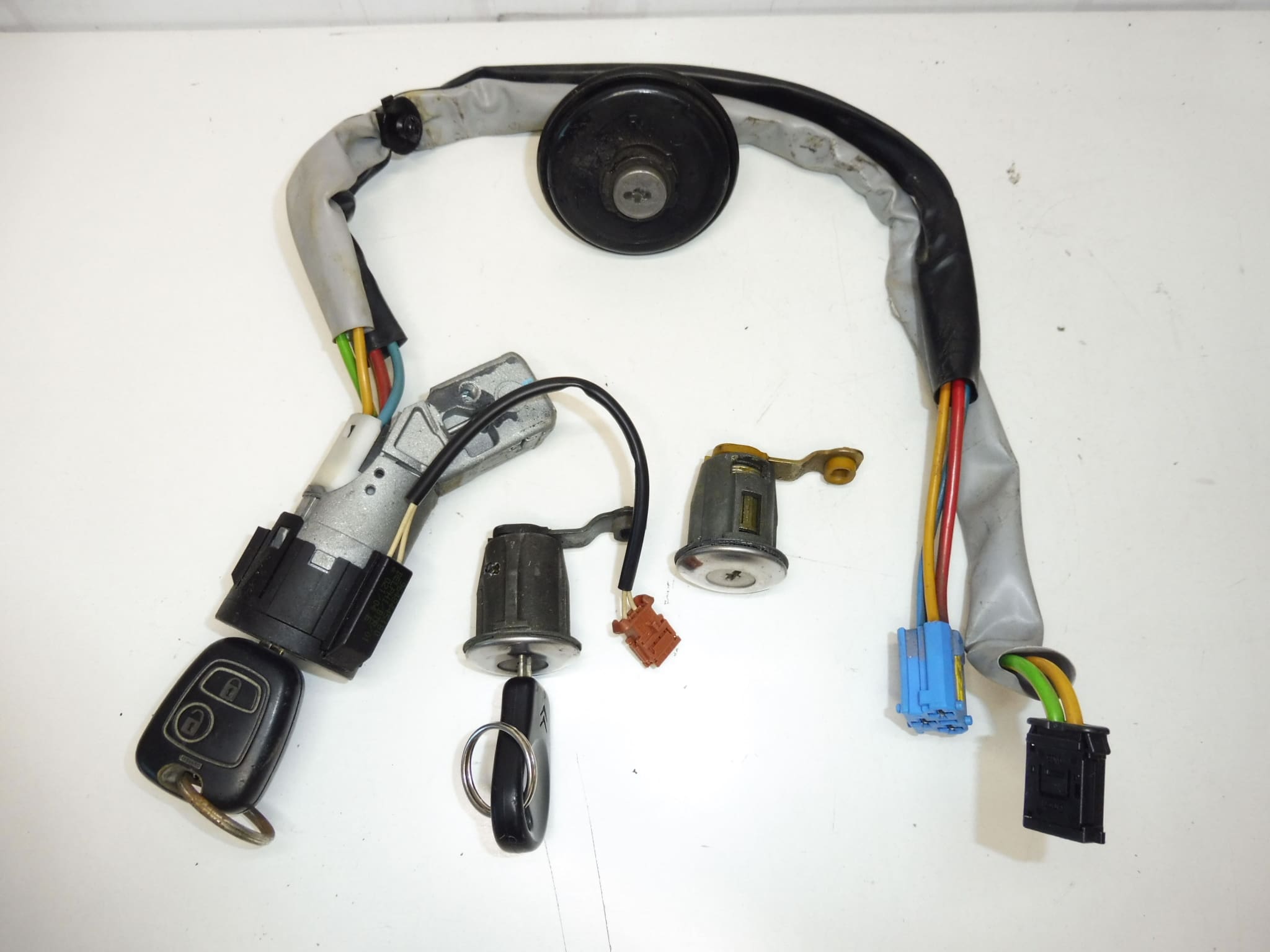 Set od 2 ključeva i bravica Citroën Berlingo II 4162CF 4162CH - Slika 2