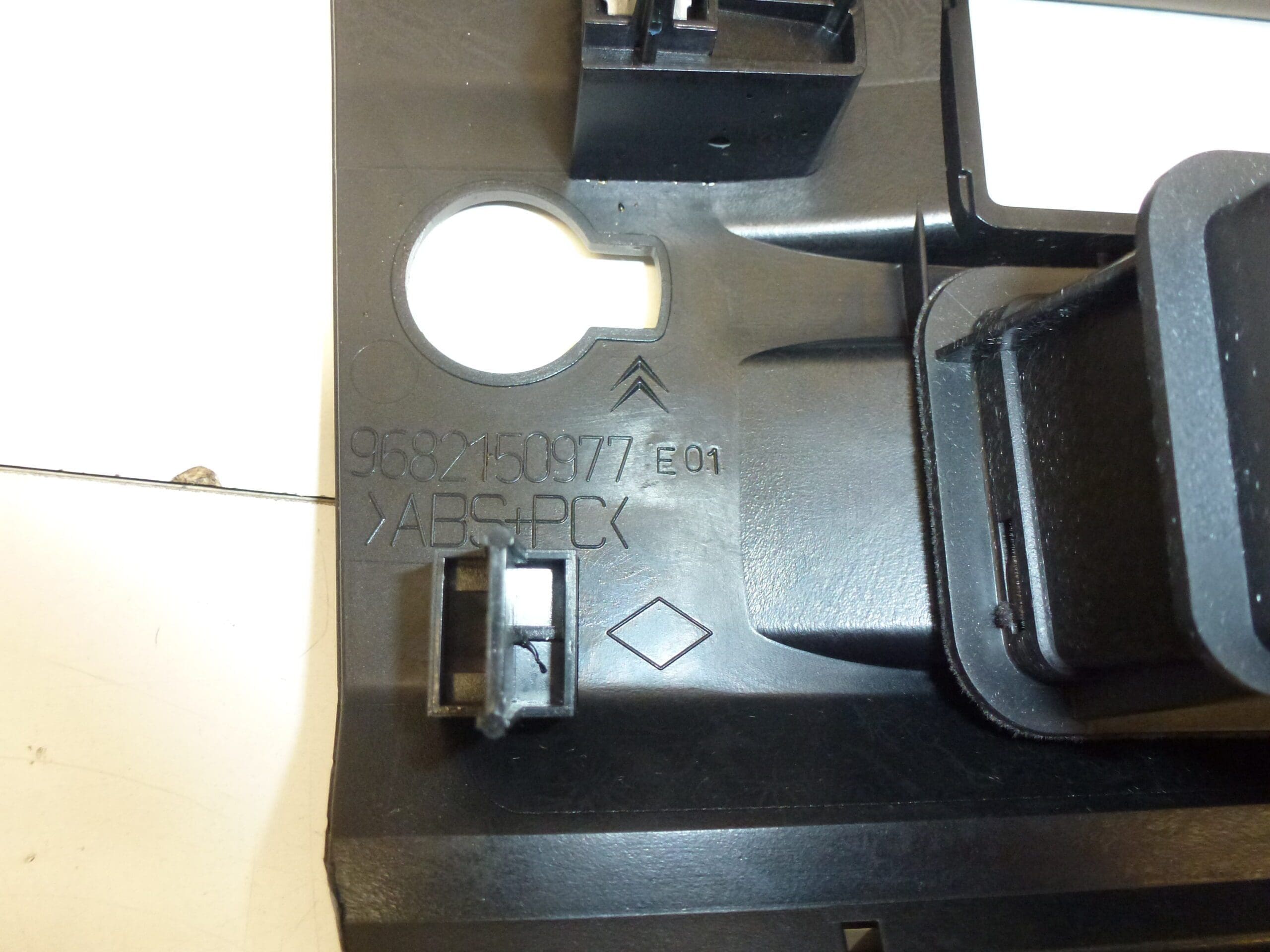 Središnji okvir Citroën C4 9682150977 8212YA - Slika 2