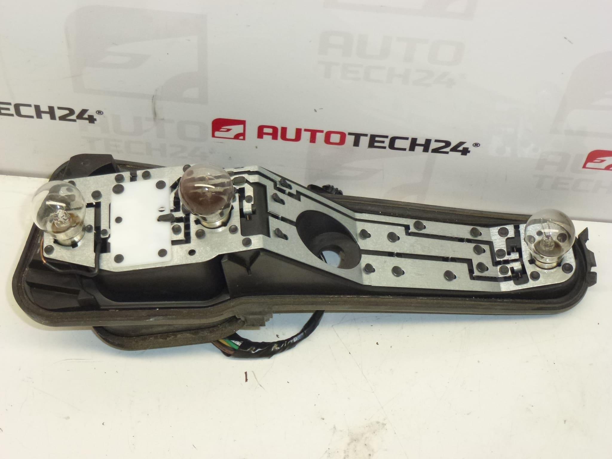 Grlo Za Stražnje Desno Svjetlo Peugeot 206 Combi 6351R4 Sa Kabelima - Slika 2