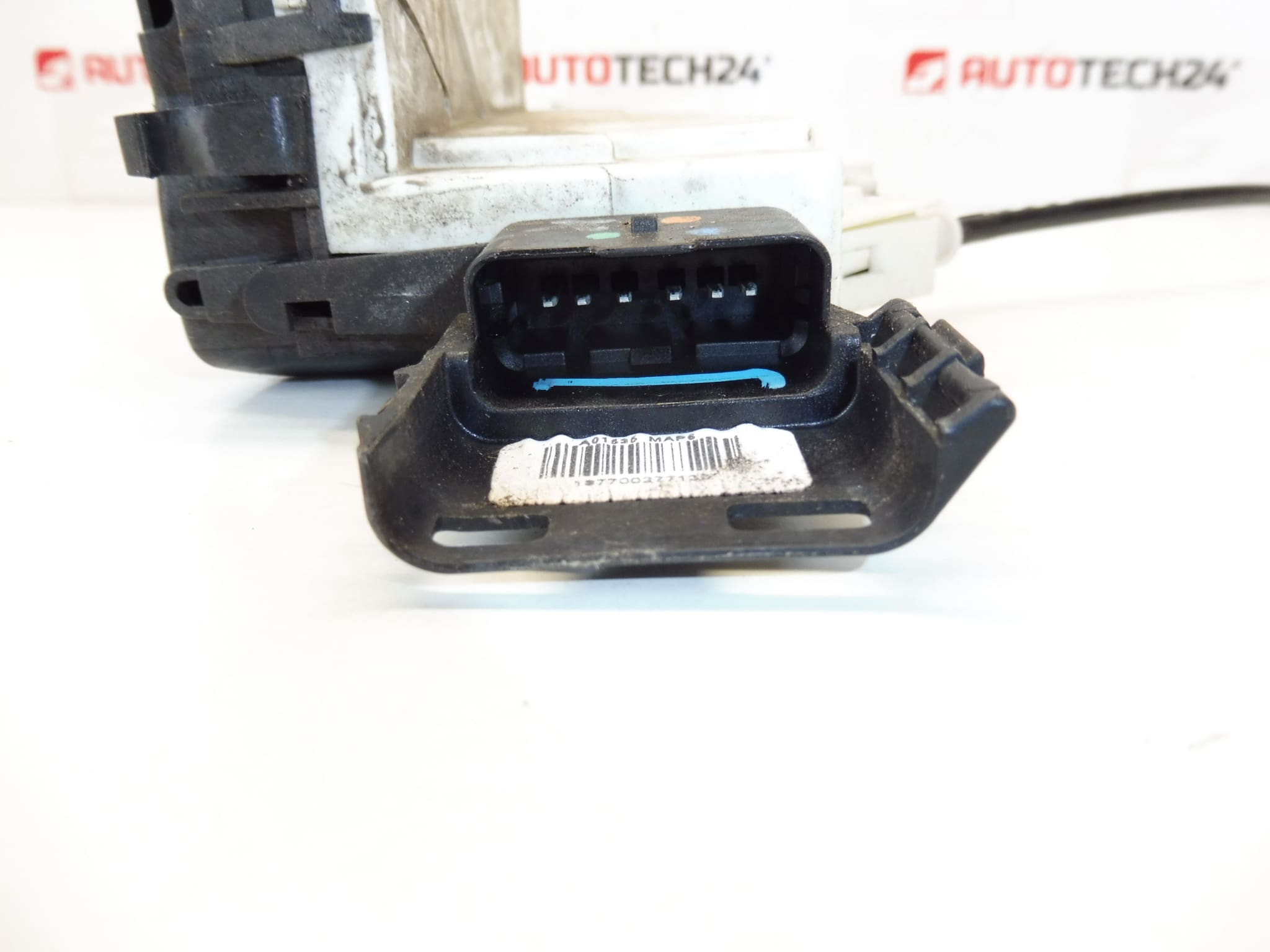 Brava desnih prednjih vrata Peugeot 308 567147 A01545 9800616580