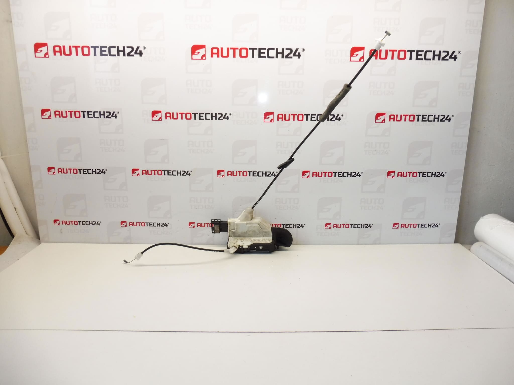 Brava prednjih lijevih vrata Peugeot 308 9135GZ A04001 732075