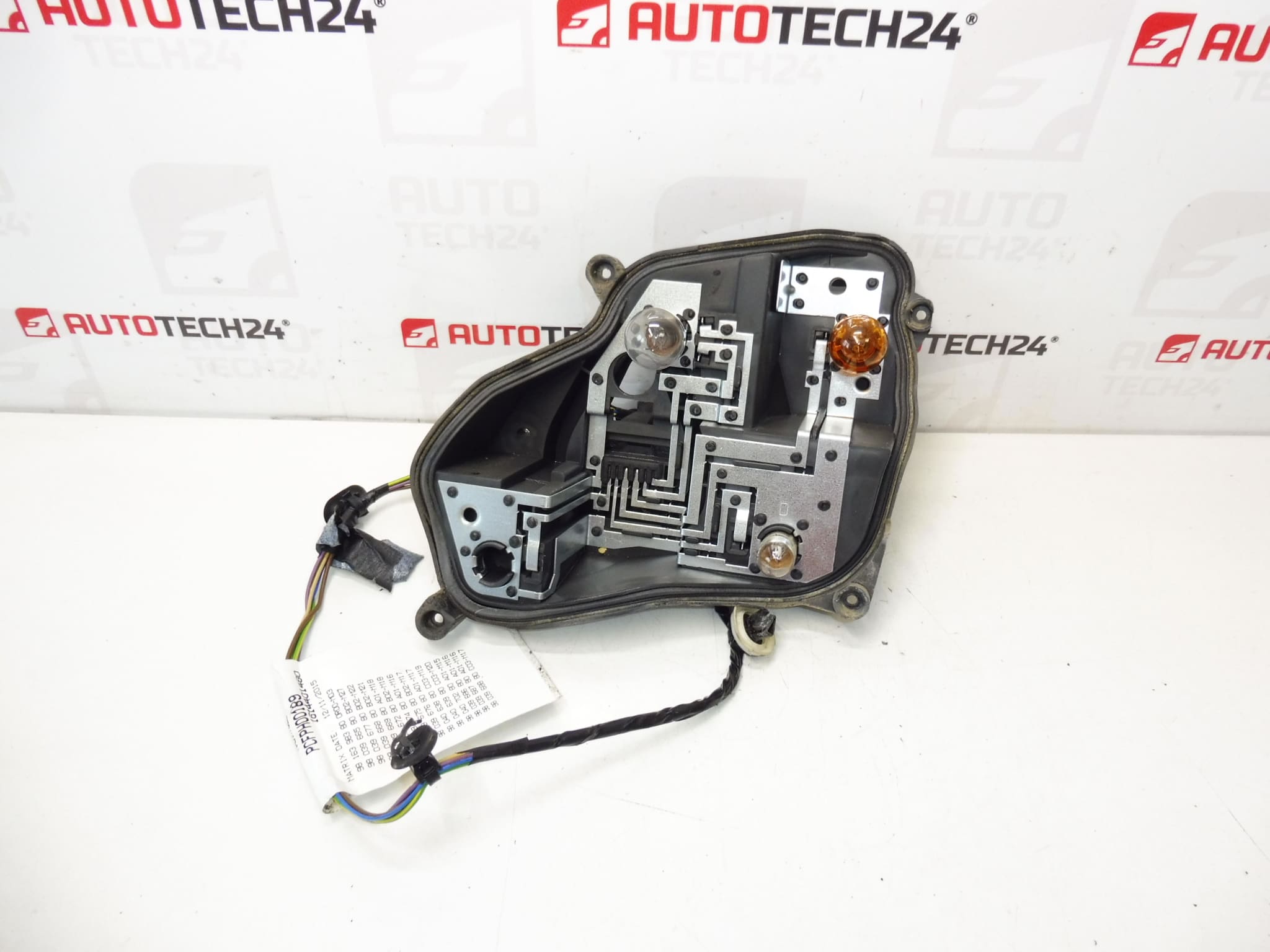 Dio desne svjetiljke Peugeot 301 9674807880