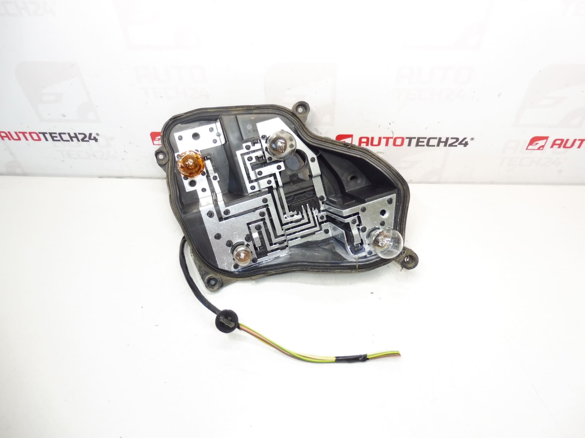 Dio stražnje lijeve svjetiljke Peugeot 301 9674807780