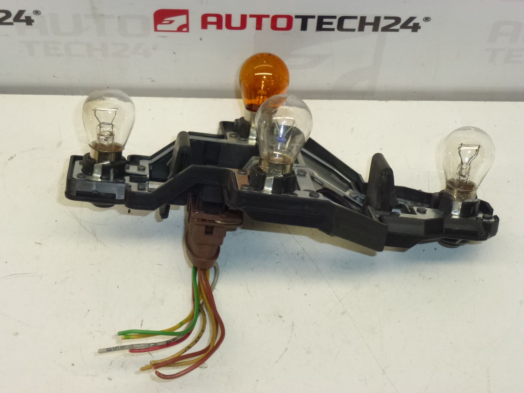 Podnožje desnog stražnjeg svjetla za Citroën Xsara karavan 6351J8 - Slika 2