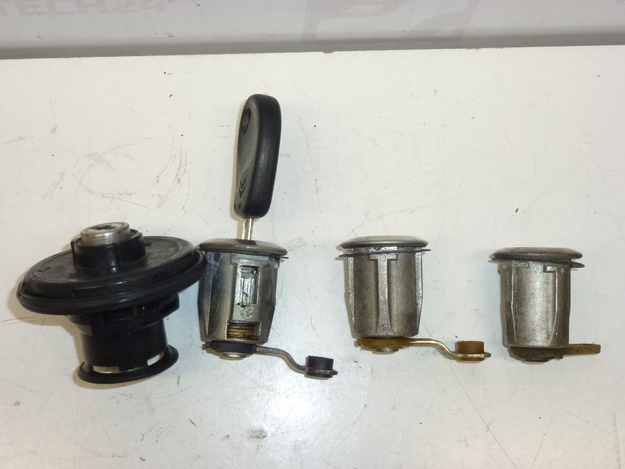 Komplet tipki i brava za Citroën Berlingo II 4162CF - Slika 2