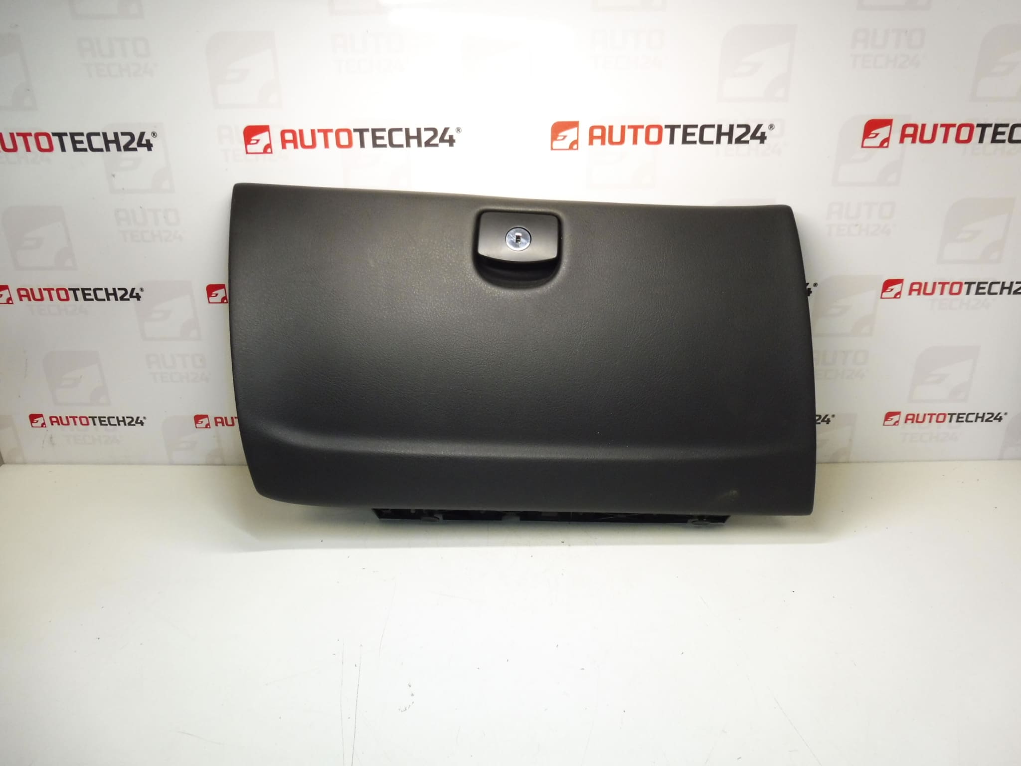 Peugeot 407 8226J0 poklopac