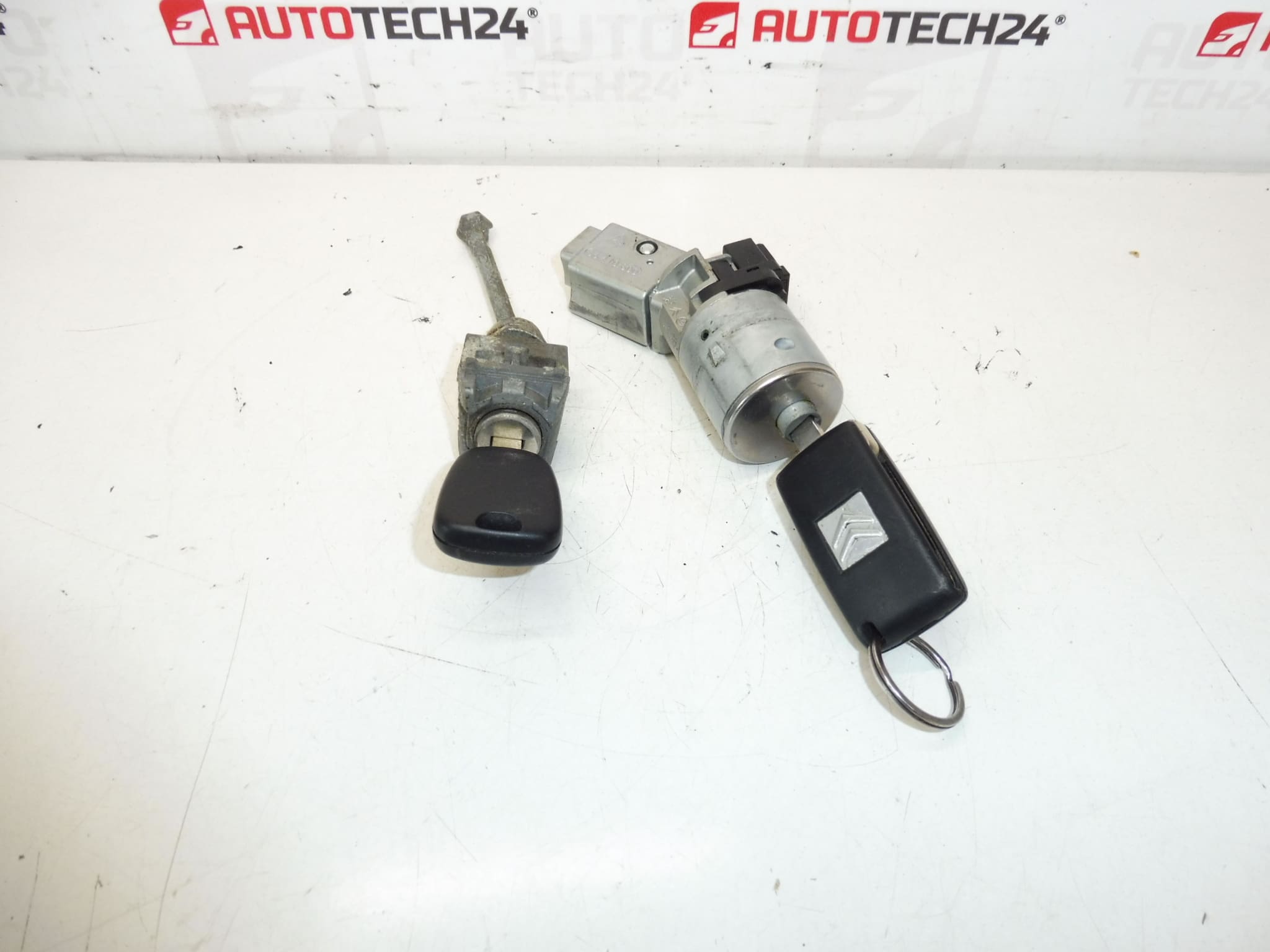 Skup brava i 2 tipke Citroën Peugeot 4162KF 4162KC