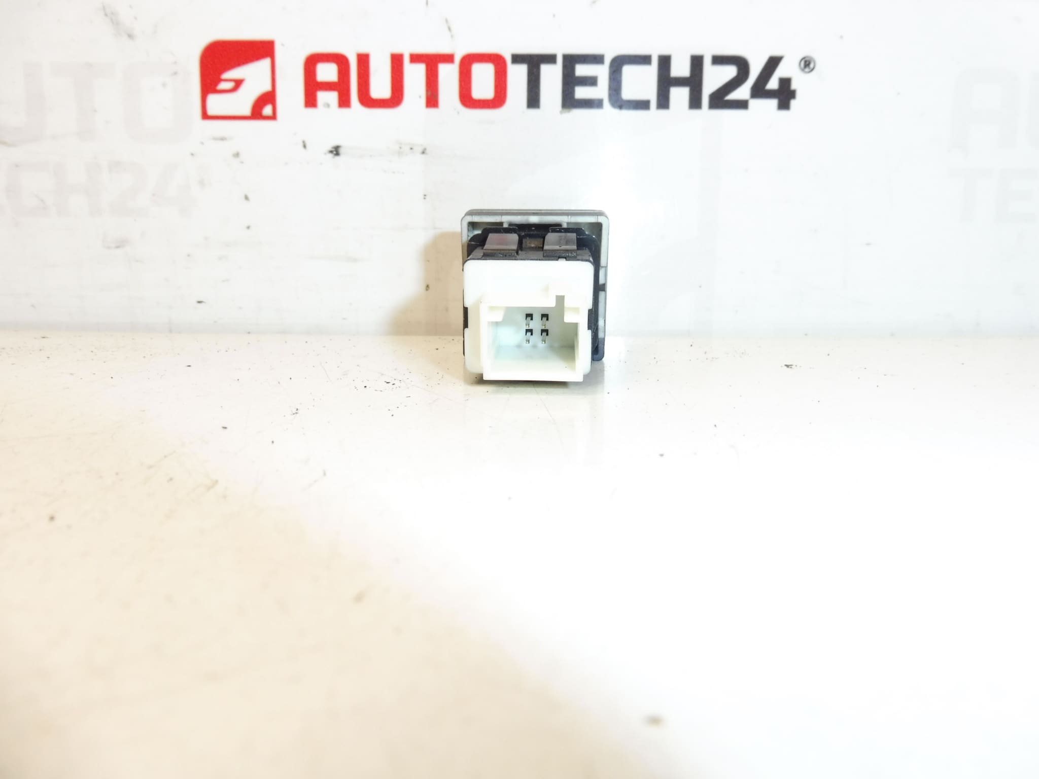 Prekidač za otključavanje Citroën/Peugeot 96583098XT 6490E1 - Slika 2