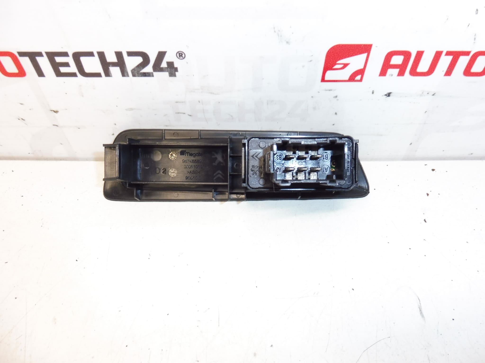 Prekidač za podizač desnog prozora za Citroën C-Elysée i Peugeot 301 - 9674558977 - Slika 2