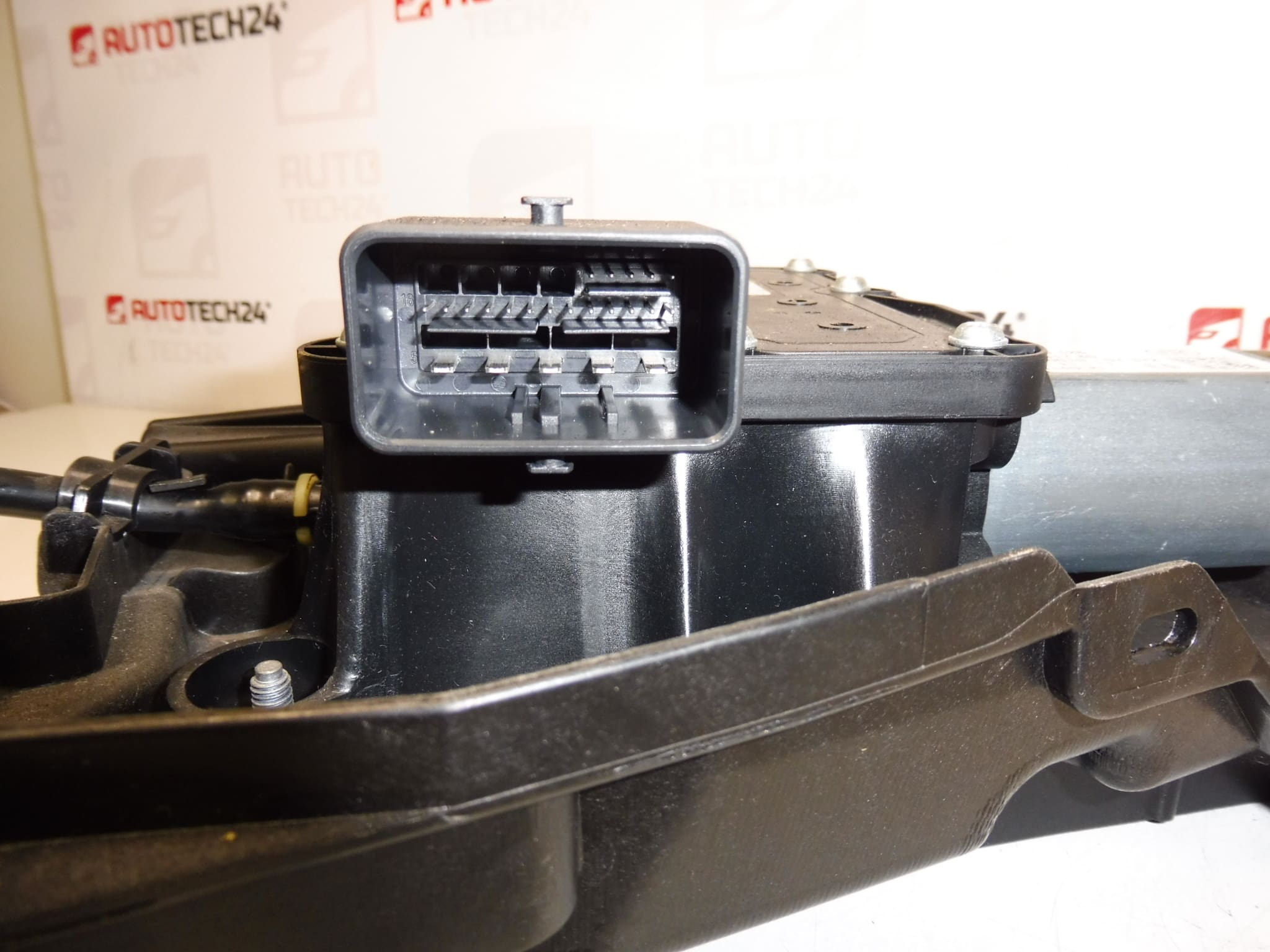 Elektronska ručna kočnica Peugeot 3008 I 0204280099 9684898480 470209 - Slika 2