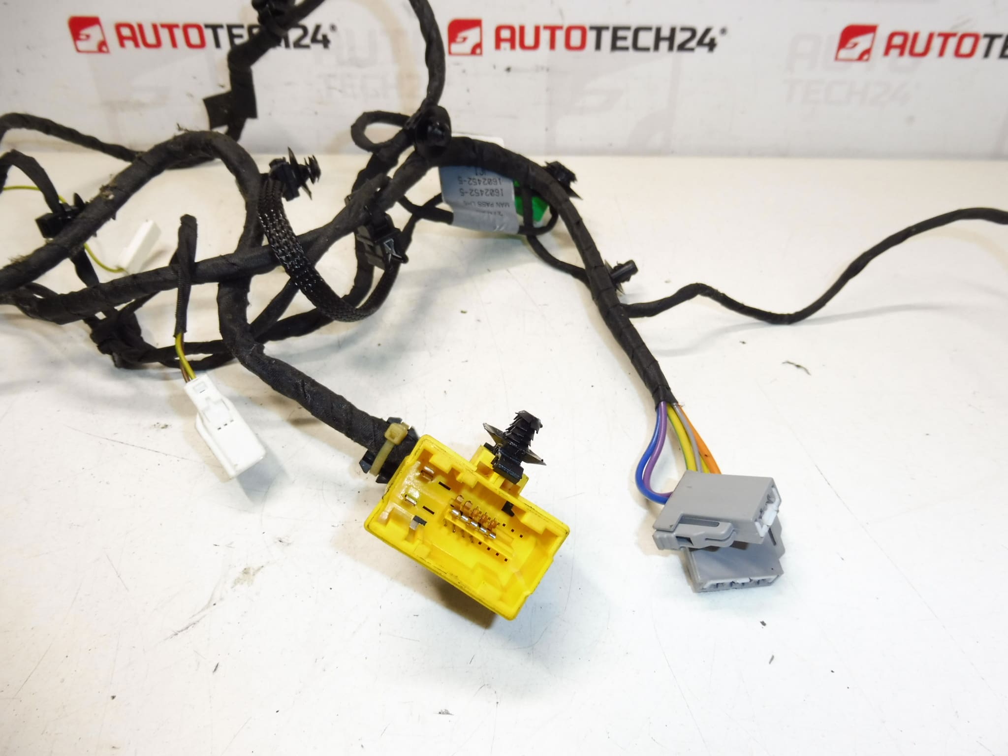 Kabelski pojas desnog prednjeg sjedala Peugeot 3008 5008 1602452-5 6545XV - Slika 2