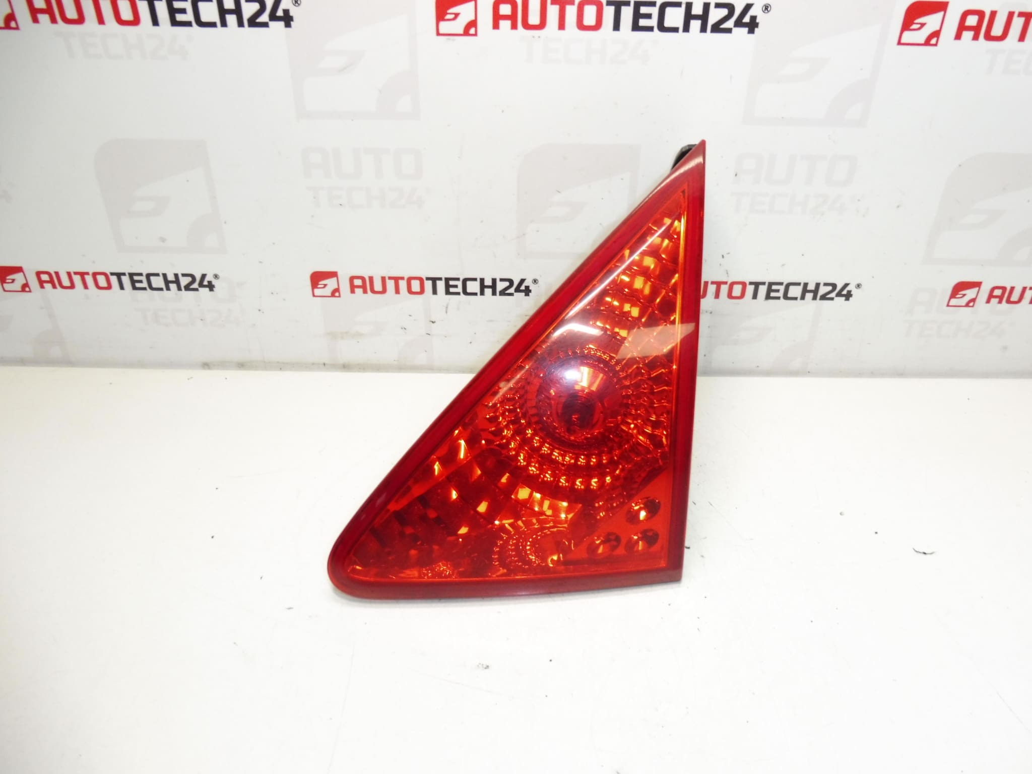 Peugeot 3008 poklopac stražnje desno prednje svjetlo 9683460980 6351HE