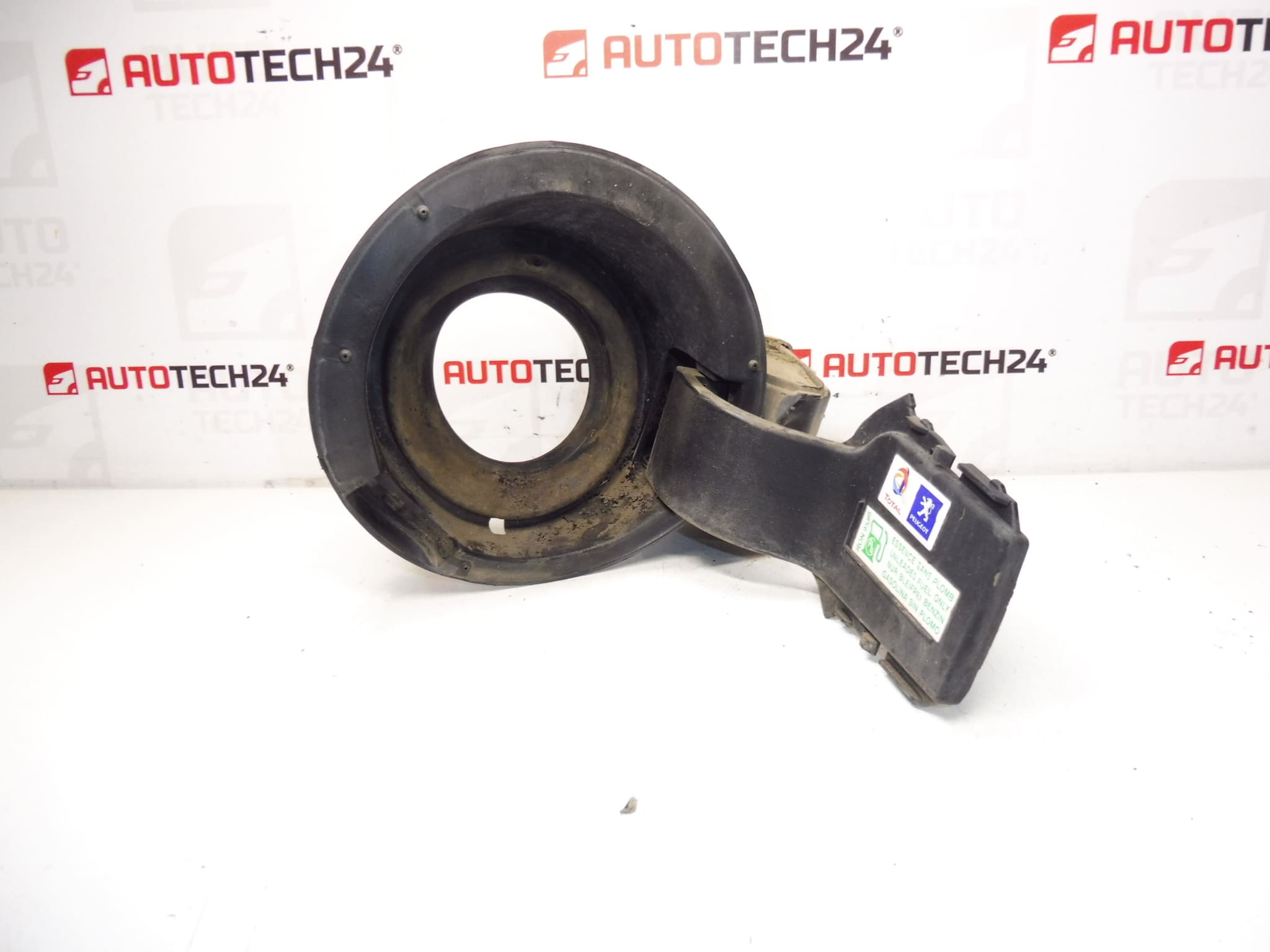 Poklopac rezervoara Peugeot 308 1518C9