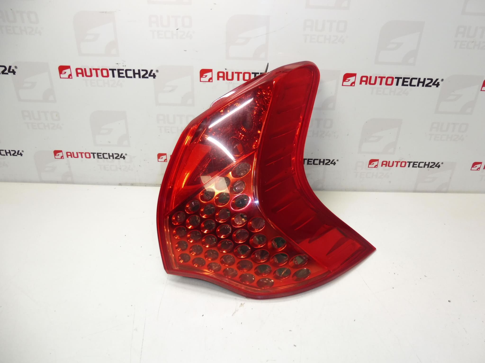 Stražnje desno svjetlo Peugeot 3008 9683460780 6351HC