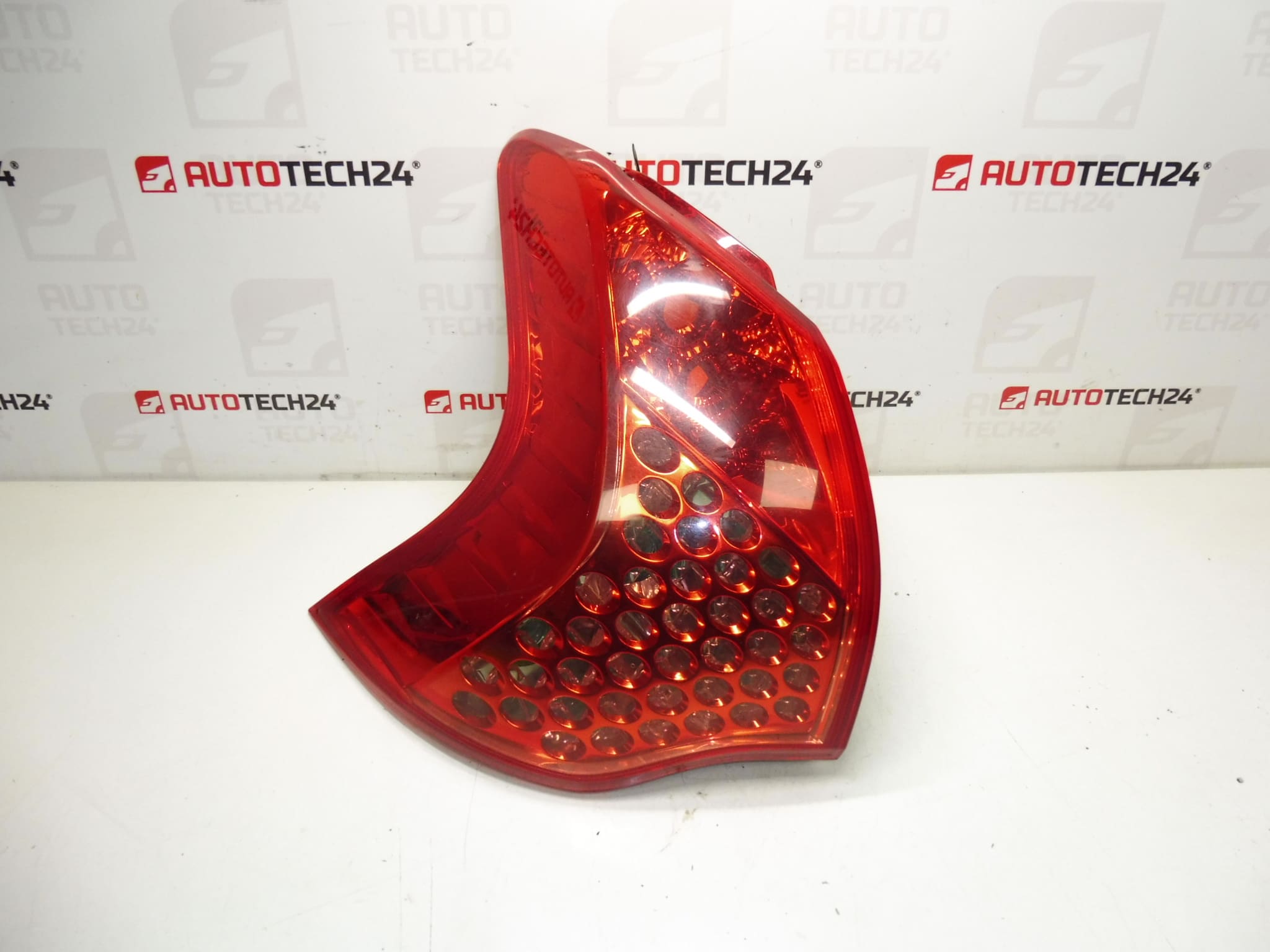 Stražnje lijevo svjetlo Peugeot 3008 9683460880 6350HC