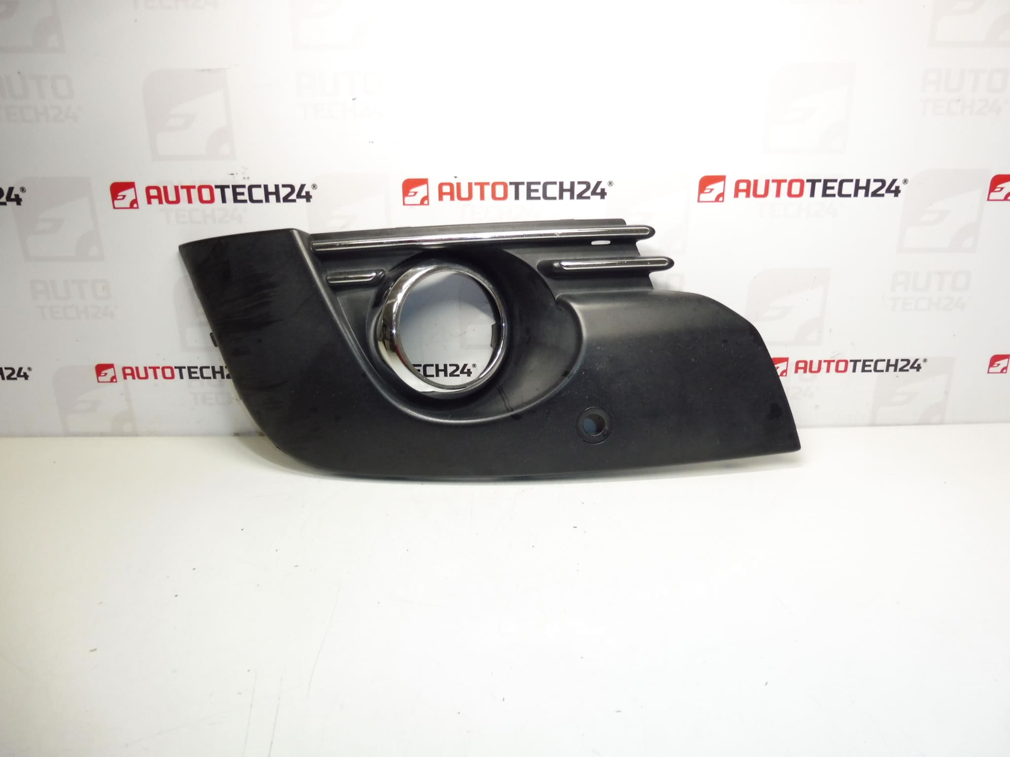 Okvir desnog svjetla za maglu Peugeot 3008 9685098077 745315