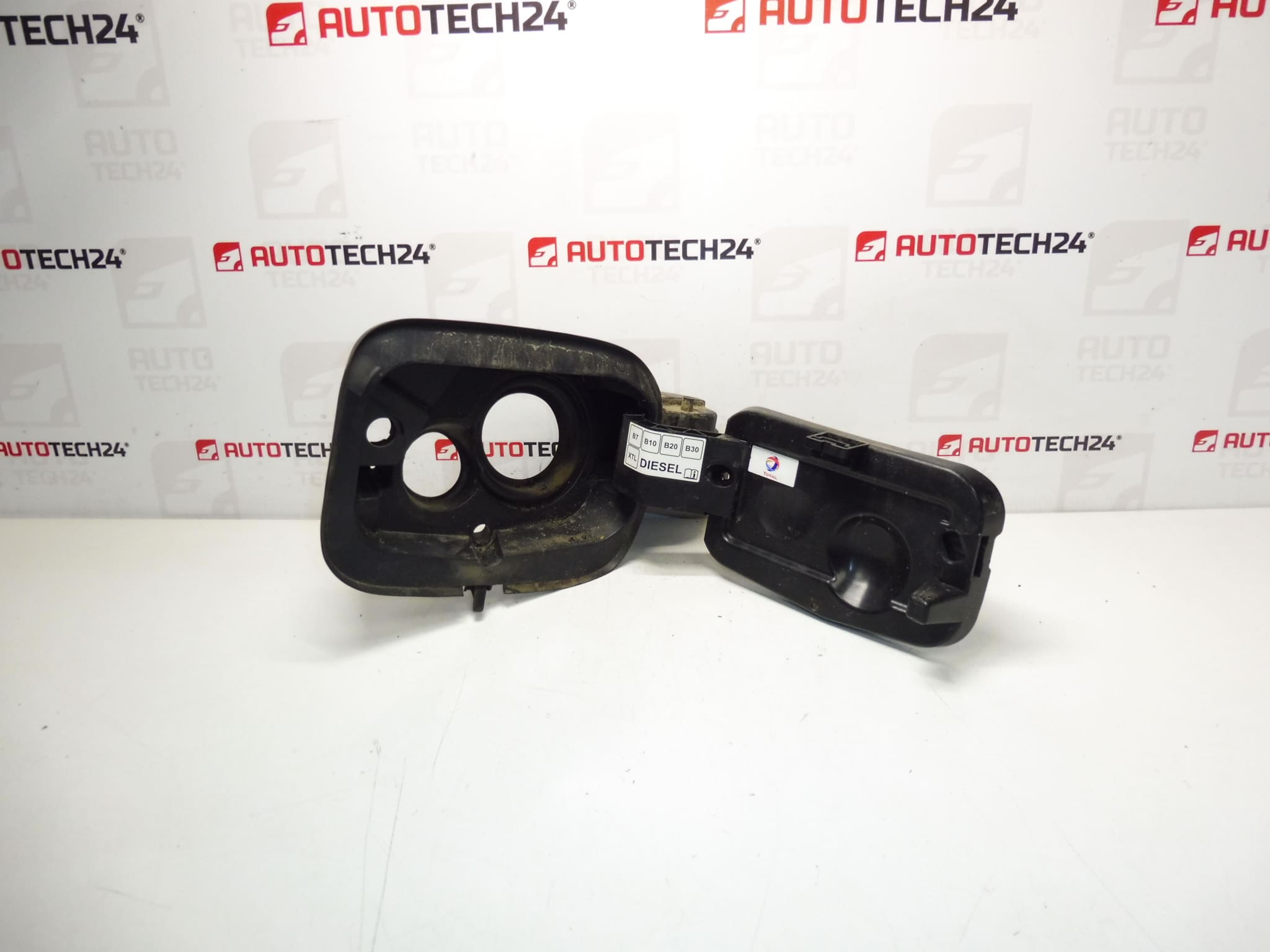 Peugeot 308 T9 poklopac rezervoara 9818229080