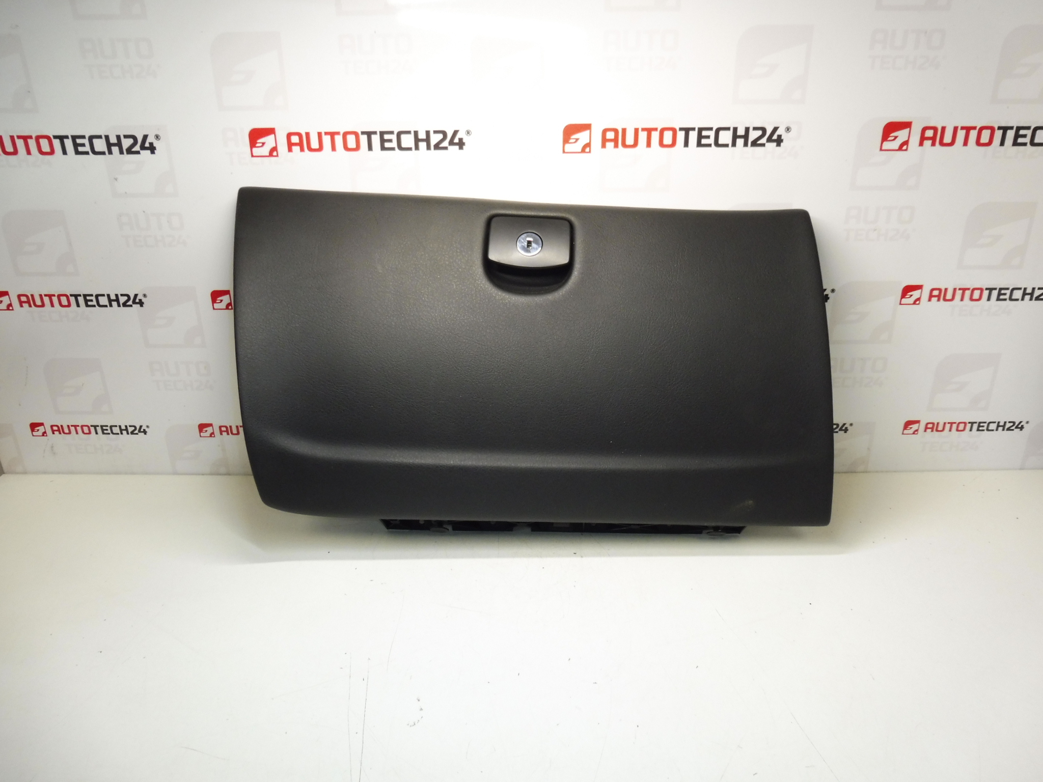 Peugeot 407 8226J0 poklopac