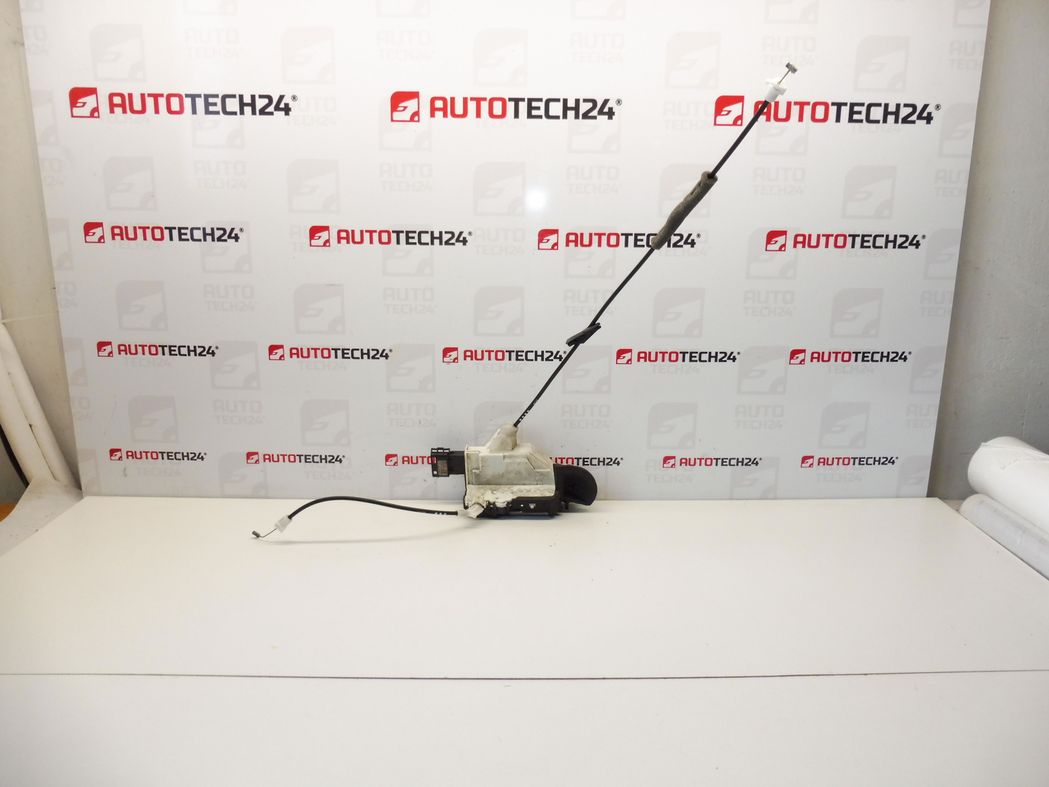 Zaključavanje lijevog prednjeg vrata Peugeot 308 9135GZ A04001 732075