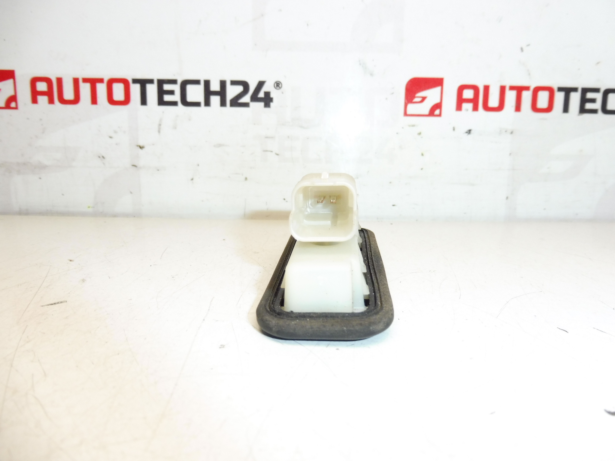 Prekidač stražnjeg poklopca prtljažnika Citroën Peugeot 9676028380