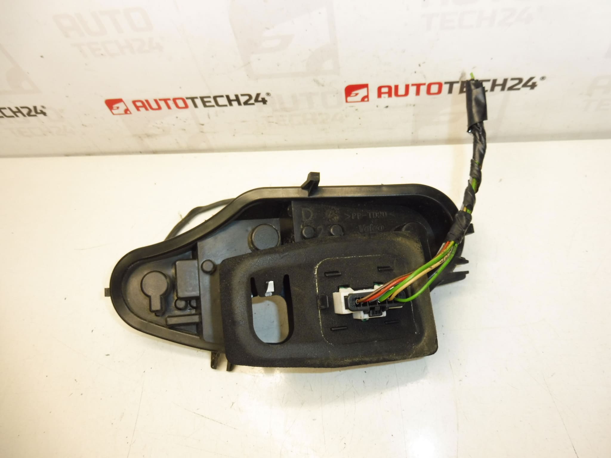 Patica desnog zadnjeg svjetla u blatobranu Citroën C3 II 6351KQ - Slika 2