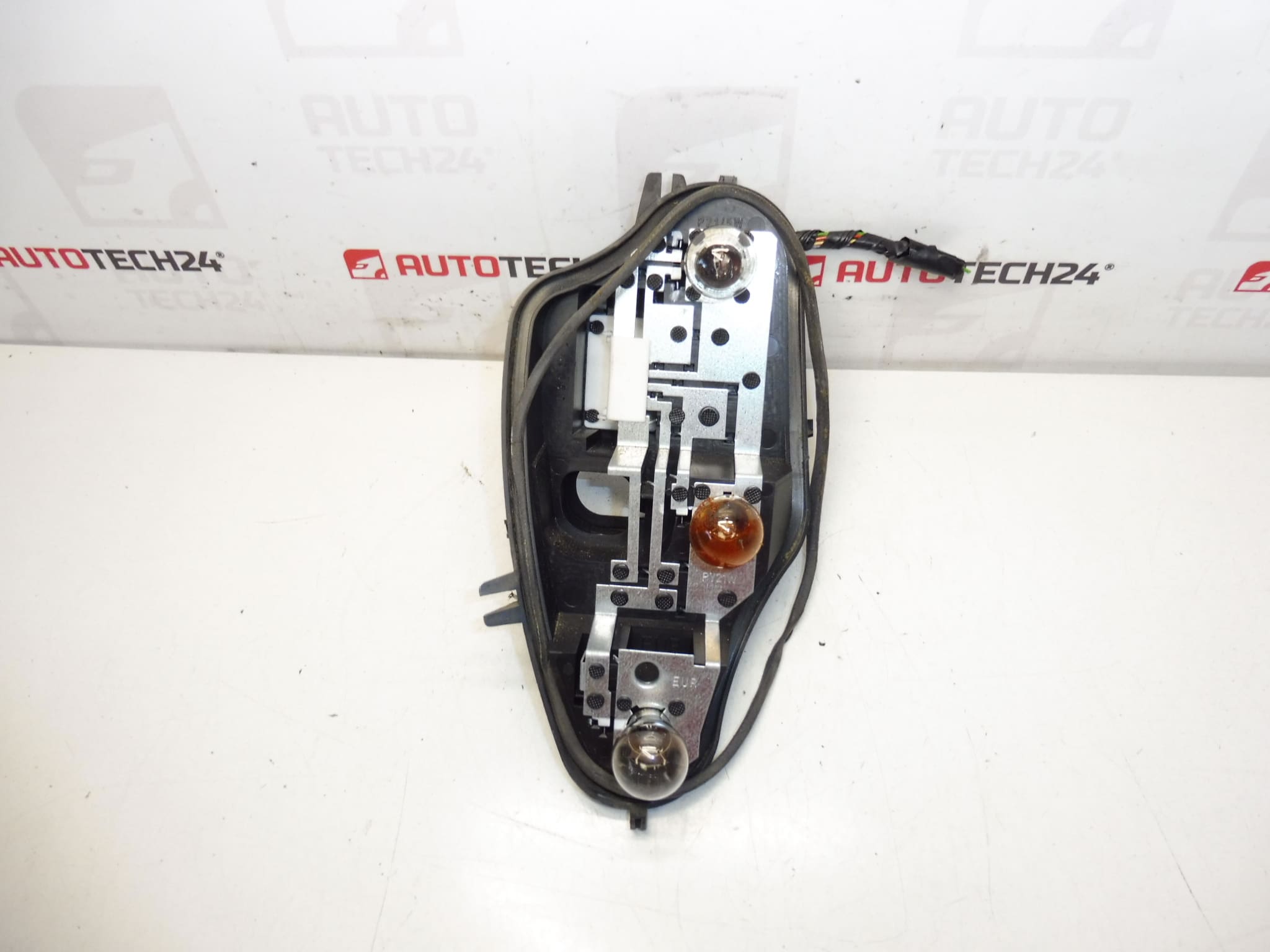 Blatobran baze stražnjeg svjetla desno Citroën C3 II 6351KQ