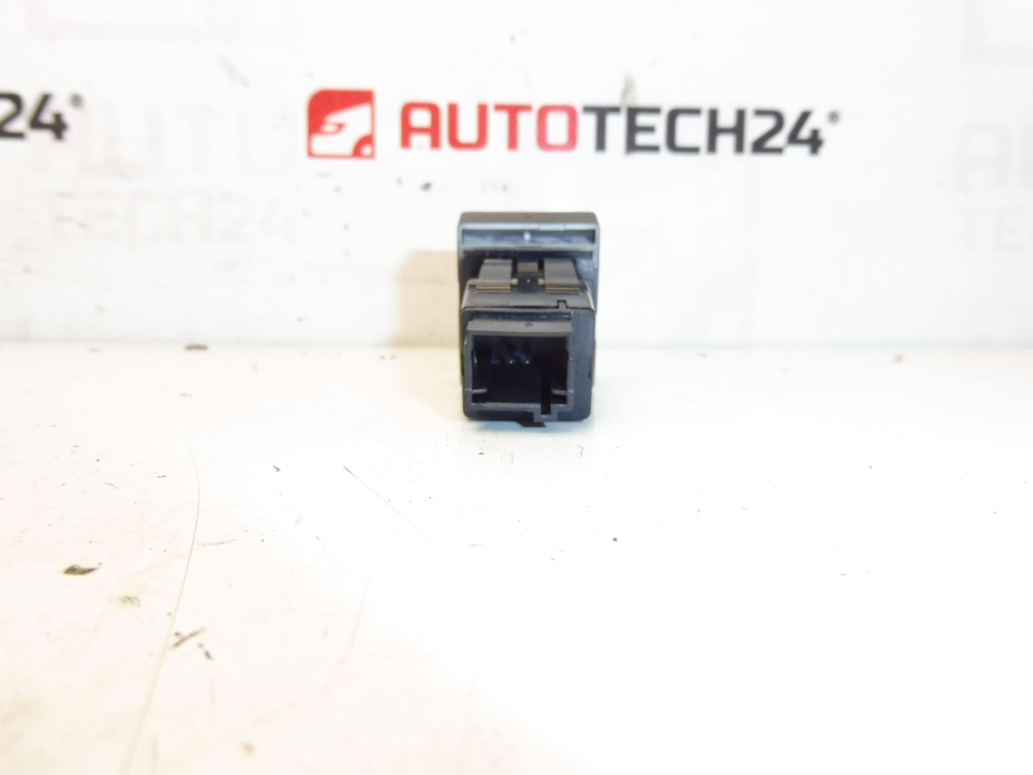 Upravljač centralnog zaključavanja Peugeot 3008 5008 96652390ZD 6490Z3 - Slika 2