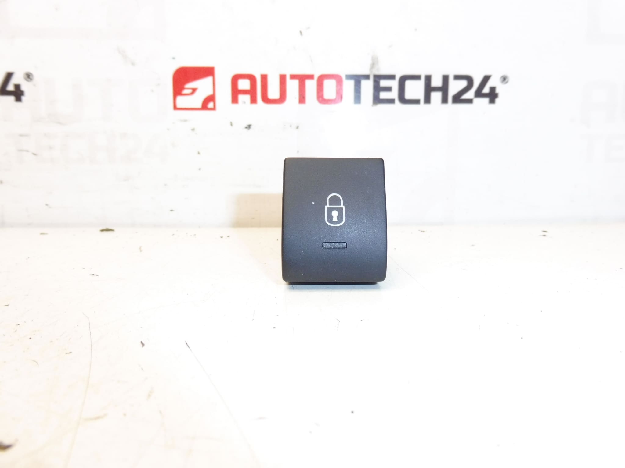 Kontroler centralnog zaključavanja Peugeot 3008 5008 96652390ZD 6490Z3