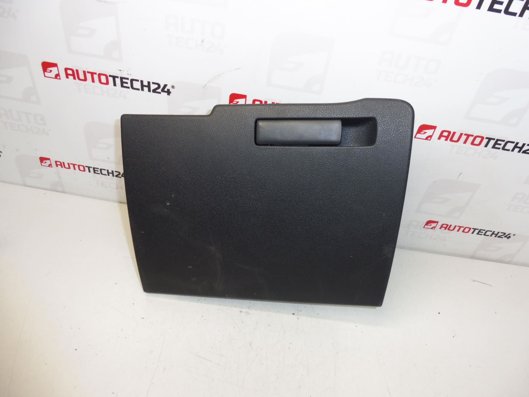 Peugeot 3008 5008 poklopac pretinca za rukavice 9685102777 8218YT