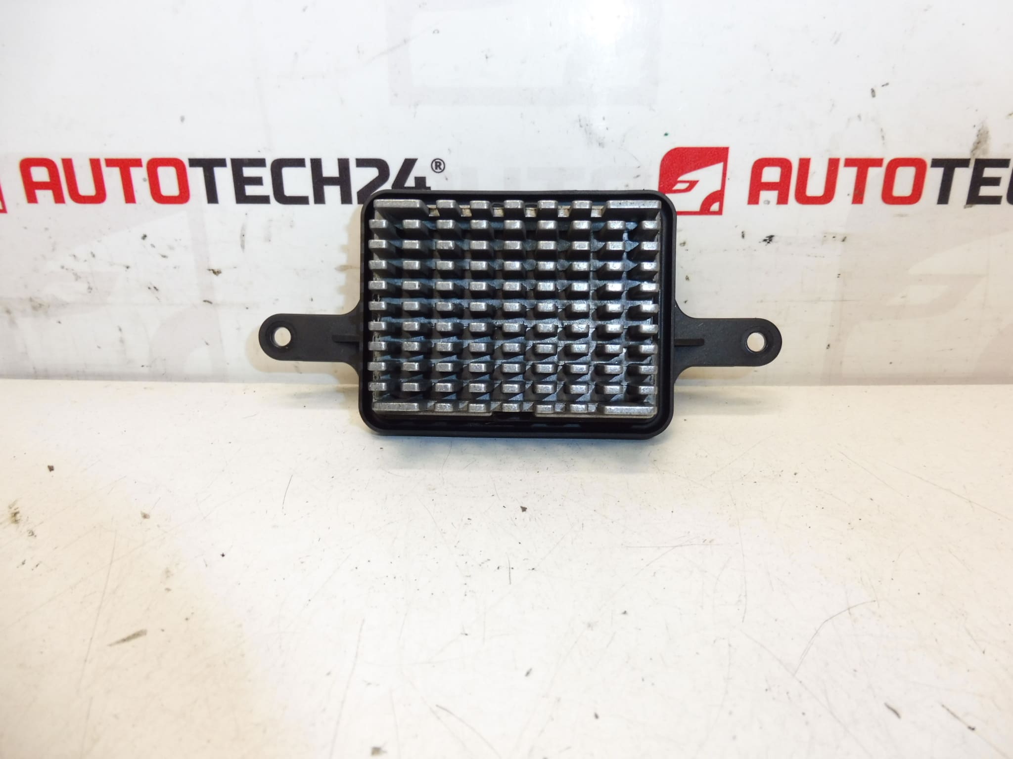 Peugeot 3008 5008 upravljački modul ventilatora grijača P7708004 6441CQ
