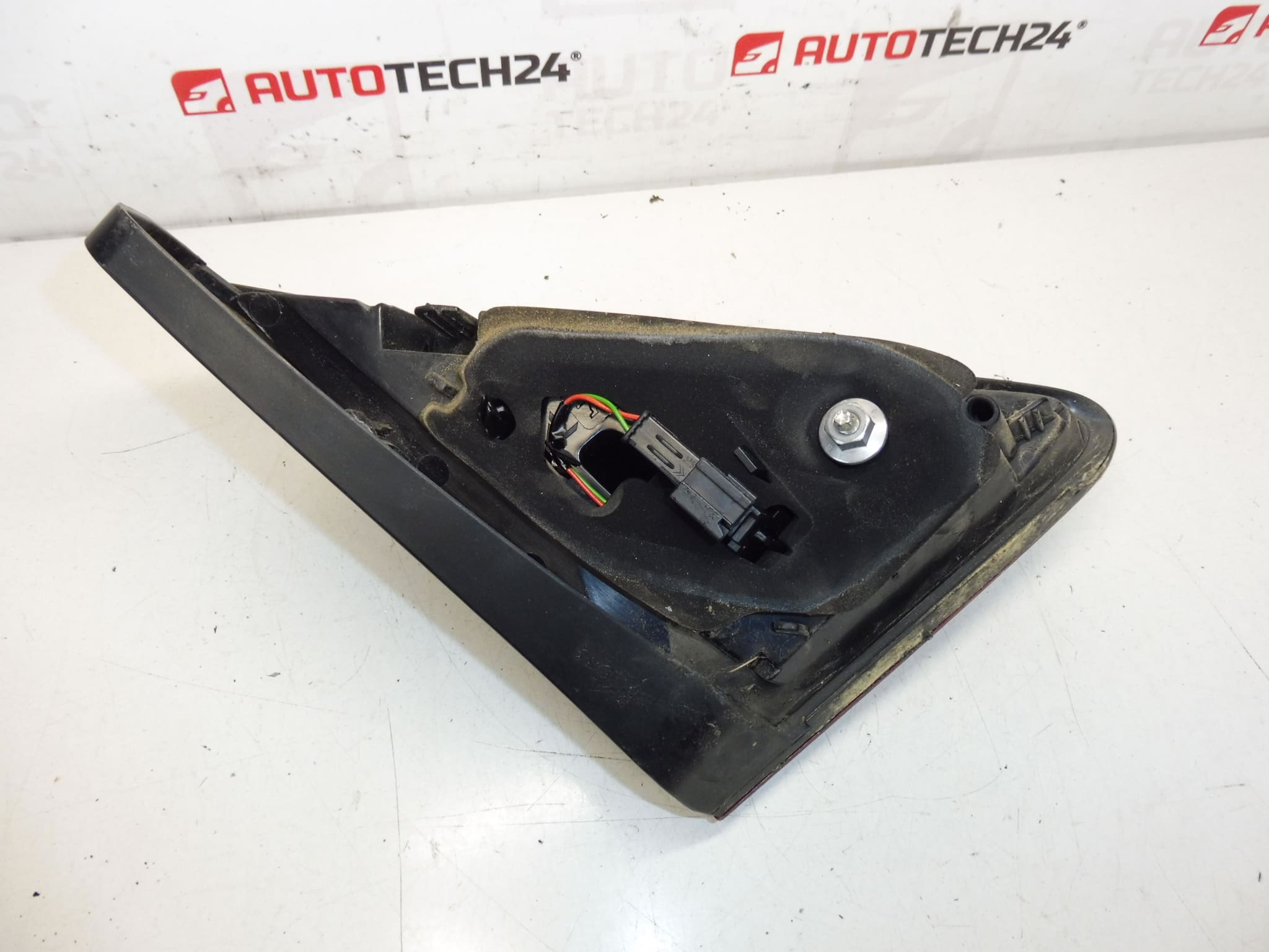 Desno stražnje svjetlo poklopca Peugeot 3008 9805511280 - Slika 2