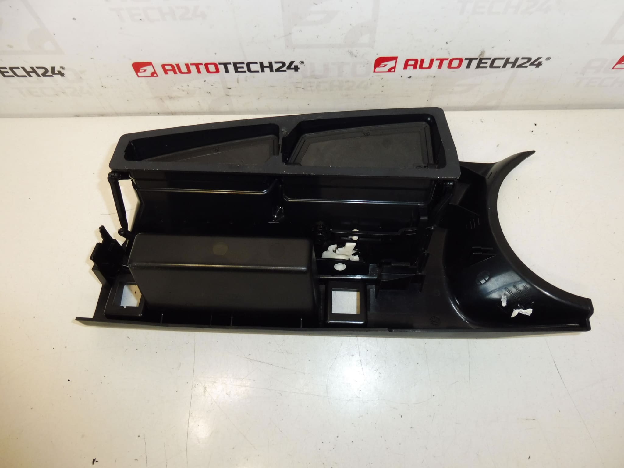 Središnji panel Peugeot 3008 5008 823114 - Slika 2