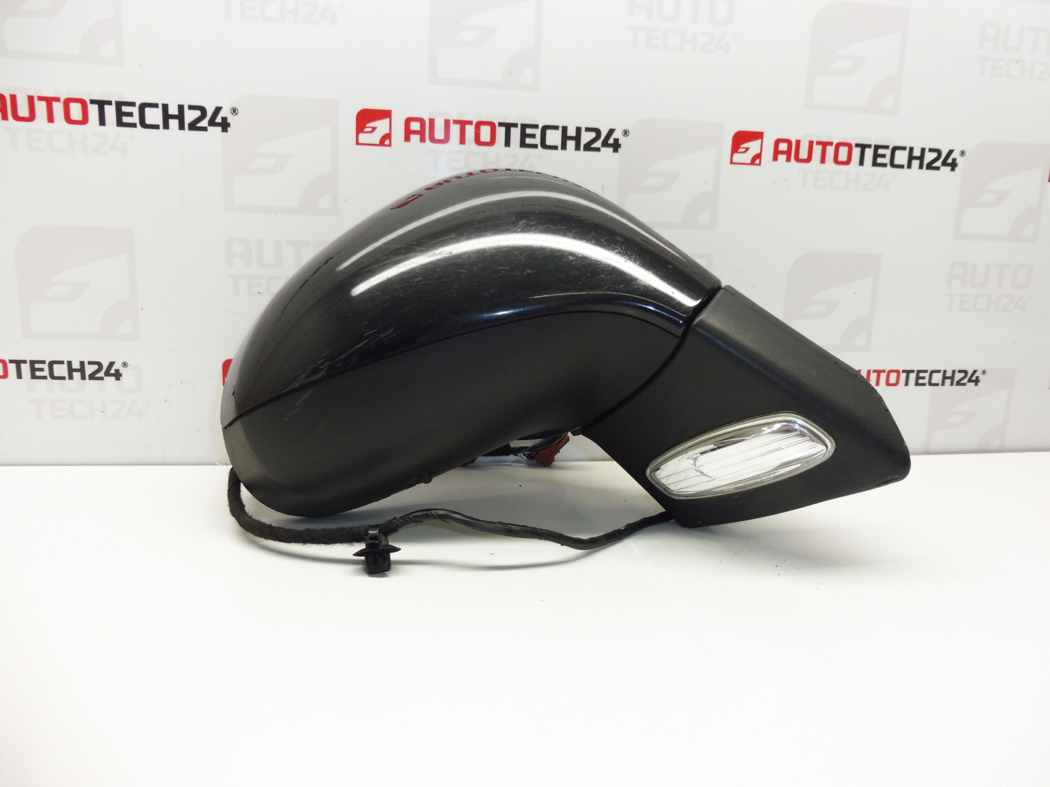 Desni Retrovizor Peugeot 207 EXLD 96806501XT 8149ZH