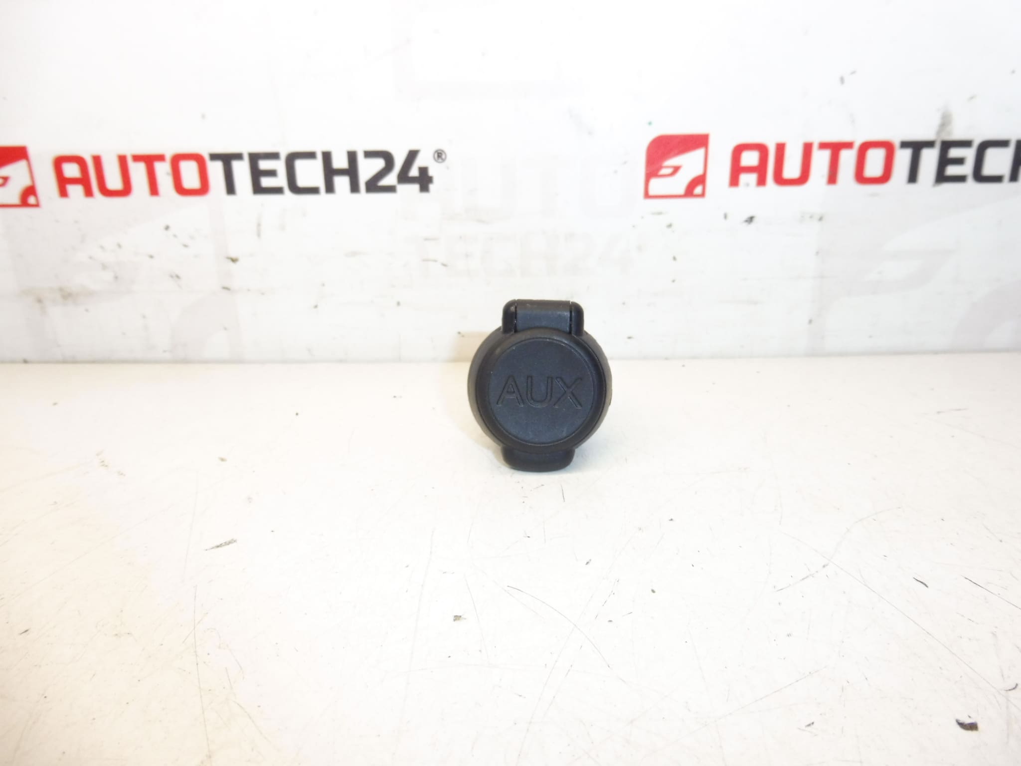 USB utičnica Citroën Peugeot 96645227ZD 6574JV