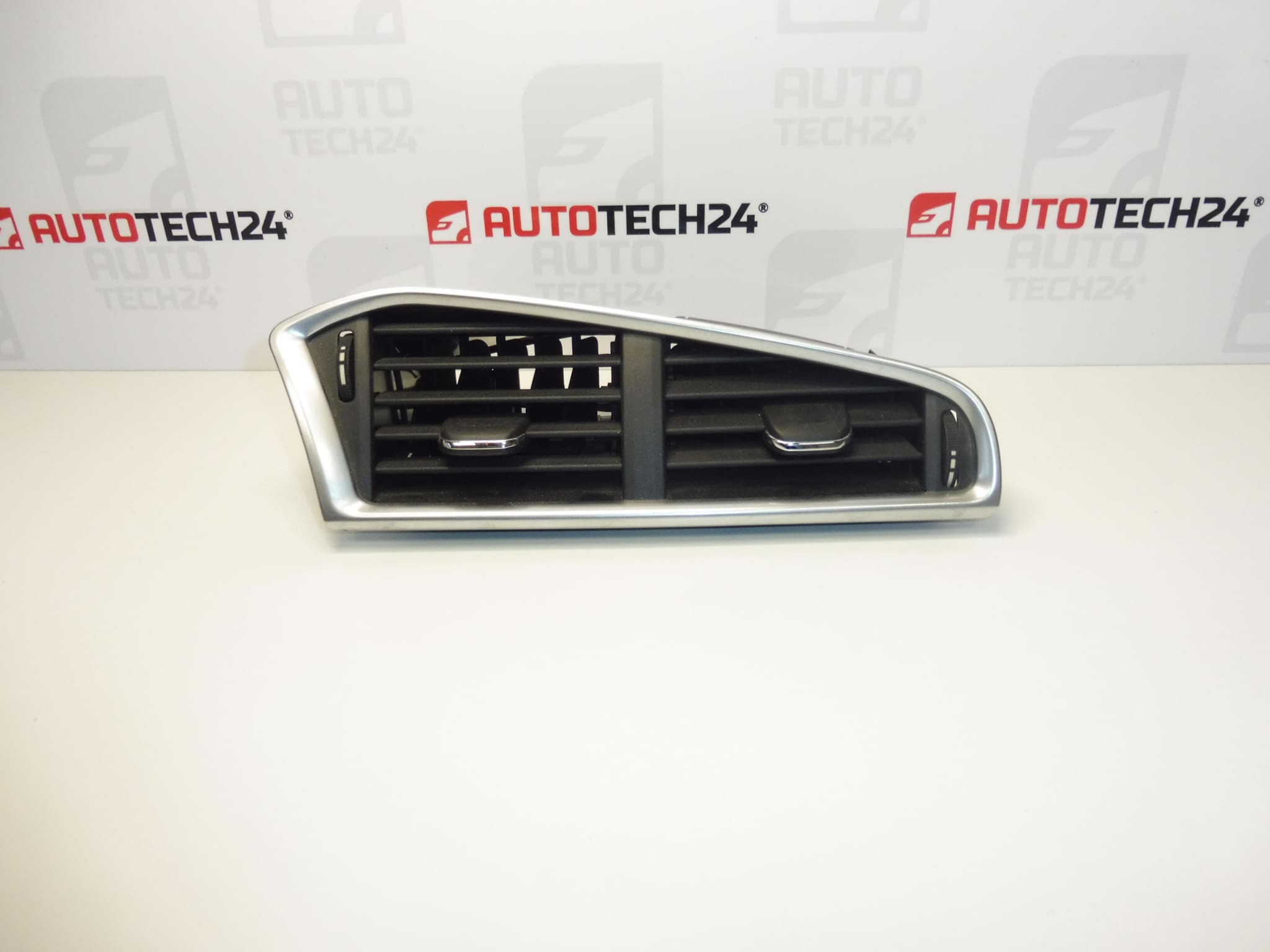 Citroen C4 II B7 i DS4 središnja rešetka zraka 9676609977 8247EC