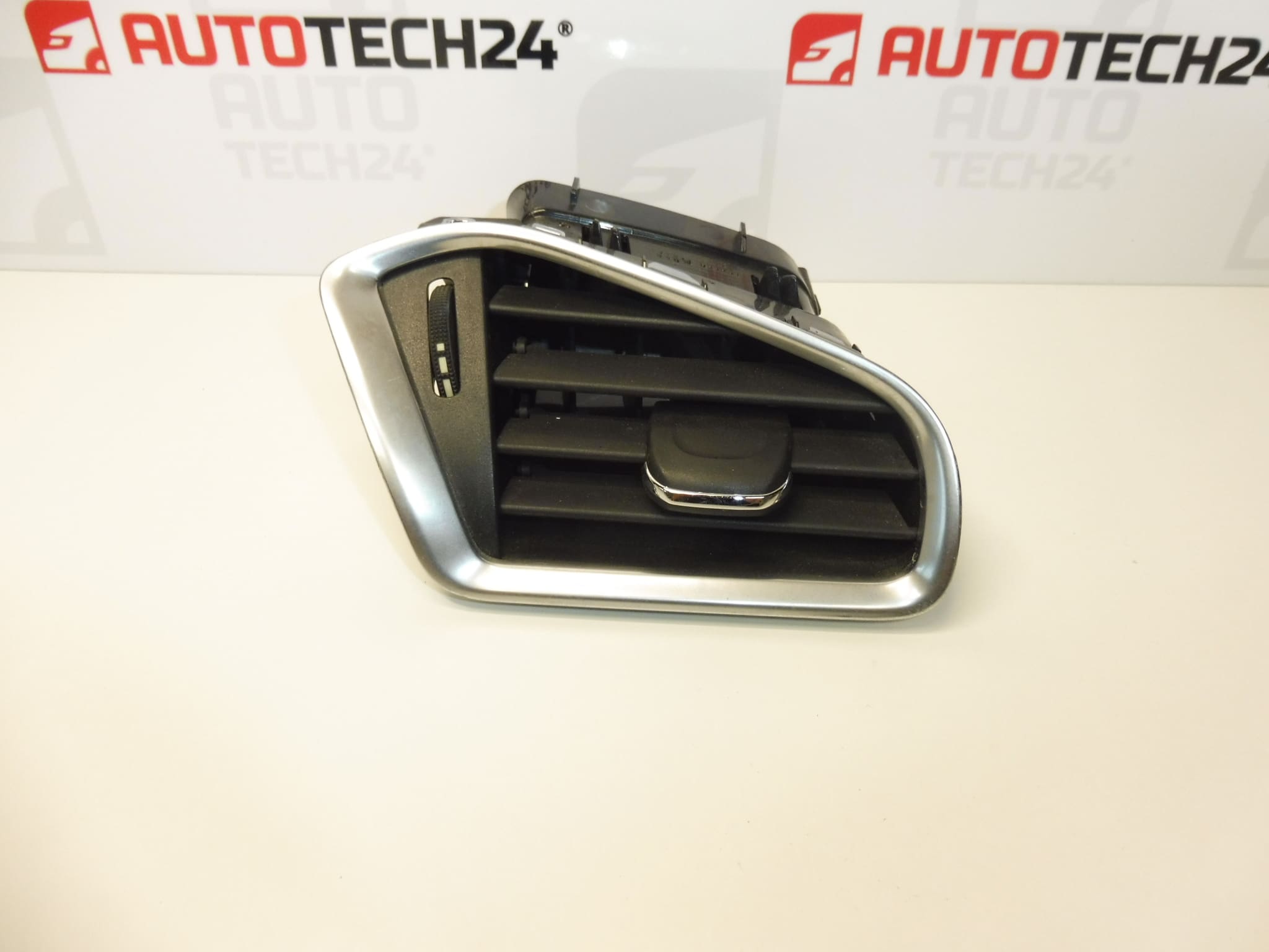 Desna ventilacijska rešetka Citroën C4 II B7 i DS4 9671332277 8247S1