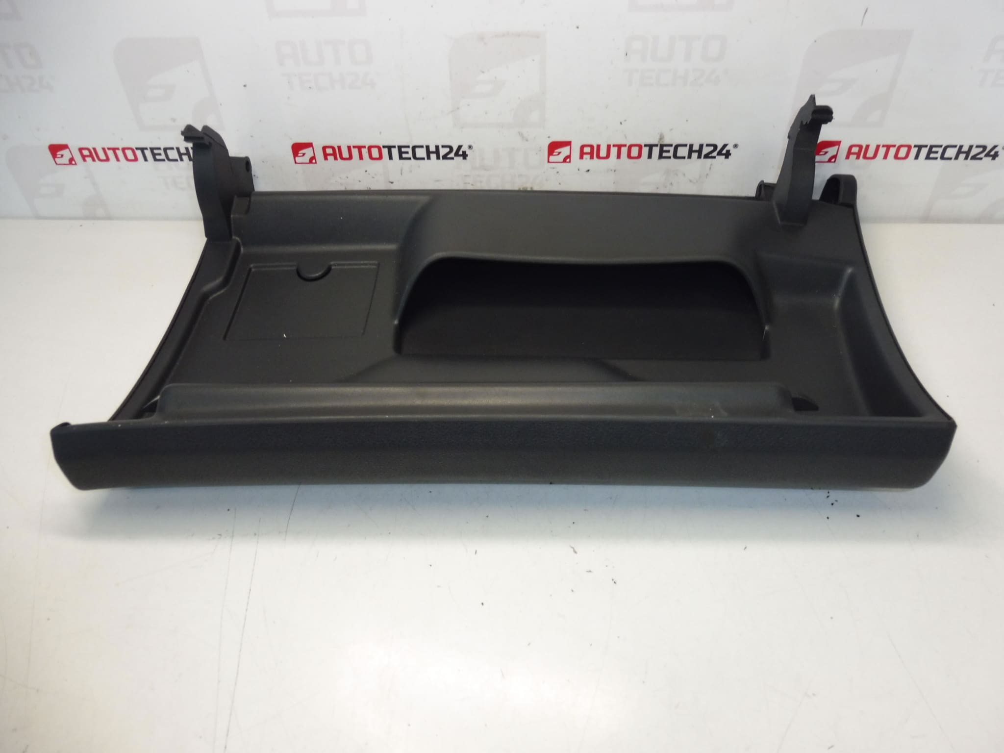 Poklopac pretinca za odlaganje Peugeot 3008 i 5008 9685050177 8218YR - Slika 2