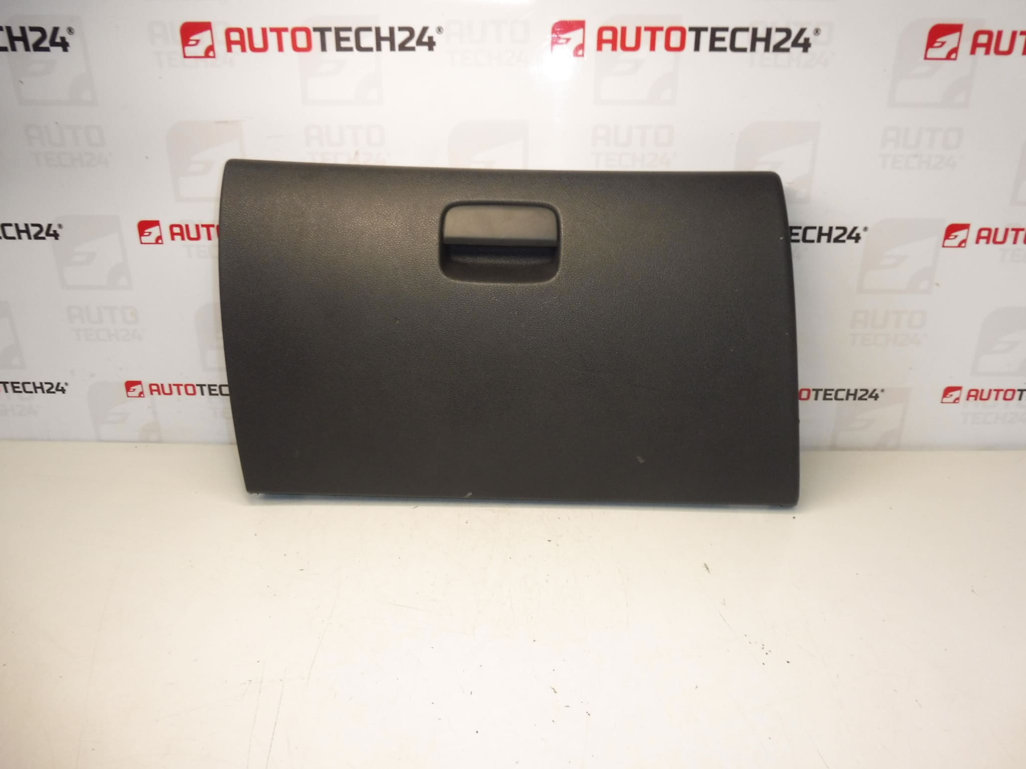 Peugeot 3008 5008 poklopac pretinca za rukavice 9685050177 8218YR