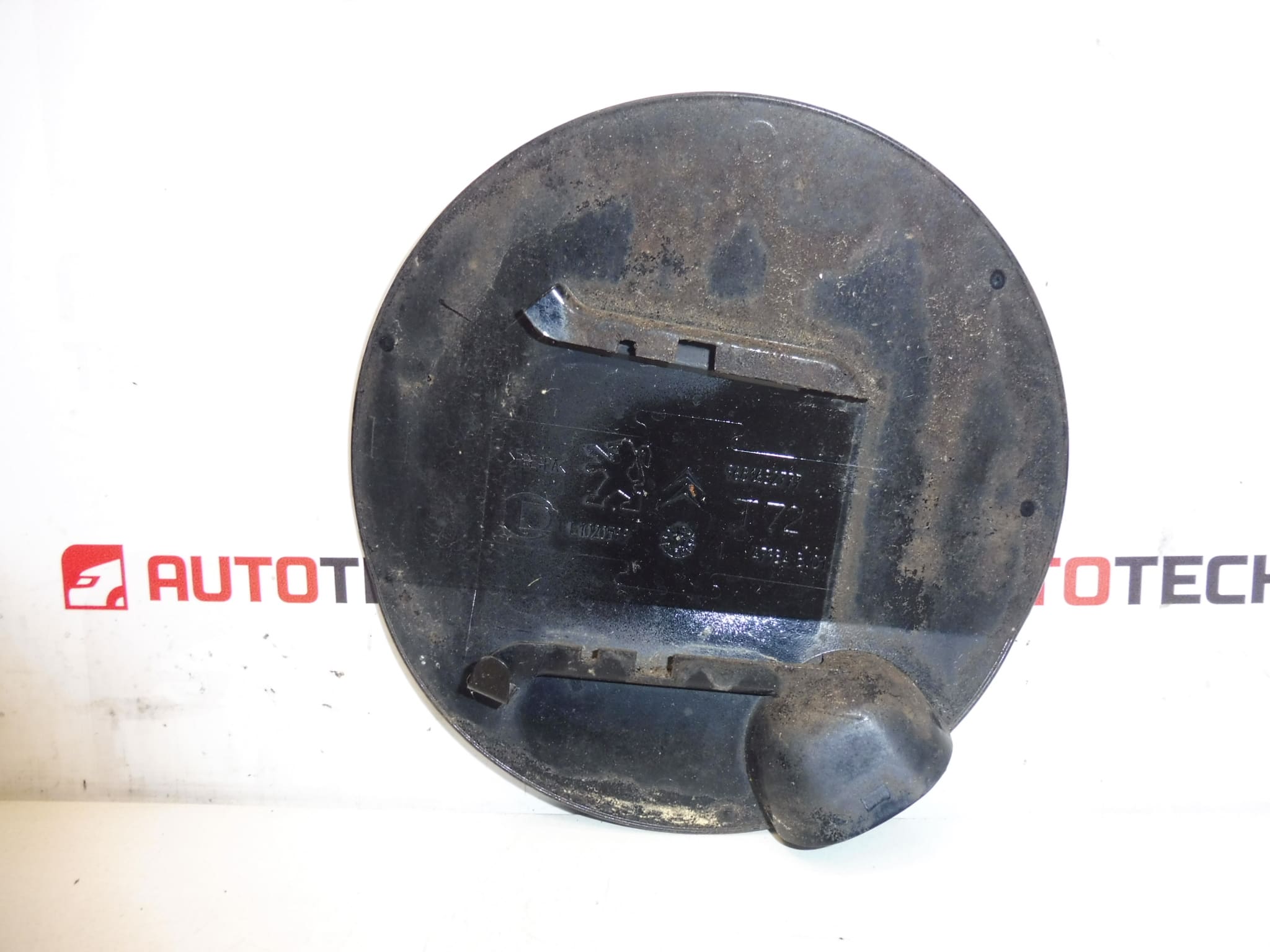 Poklopac zaštitni pokrov spremnika goriva KTVD Peugeot 308 9681632777 1517G5 - Slika 2