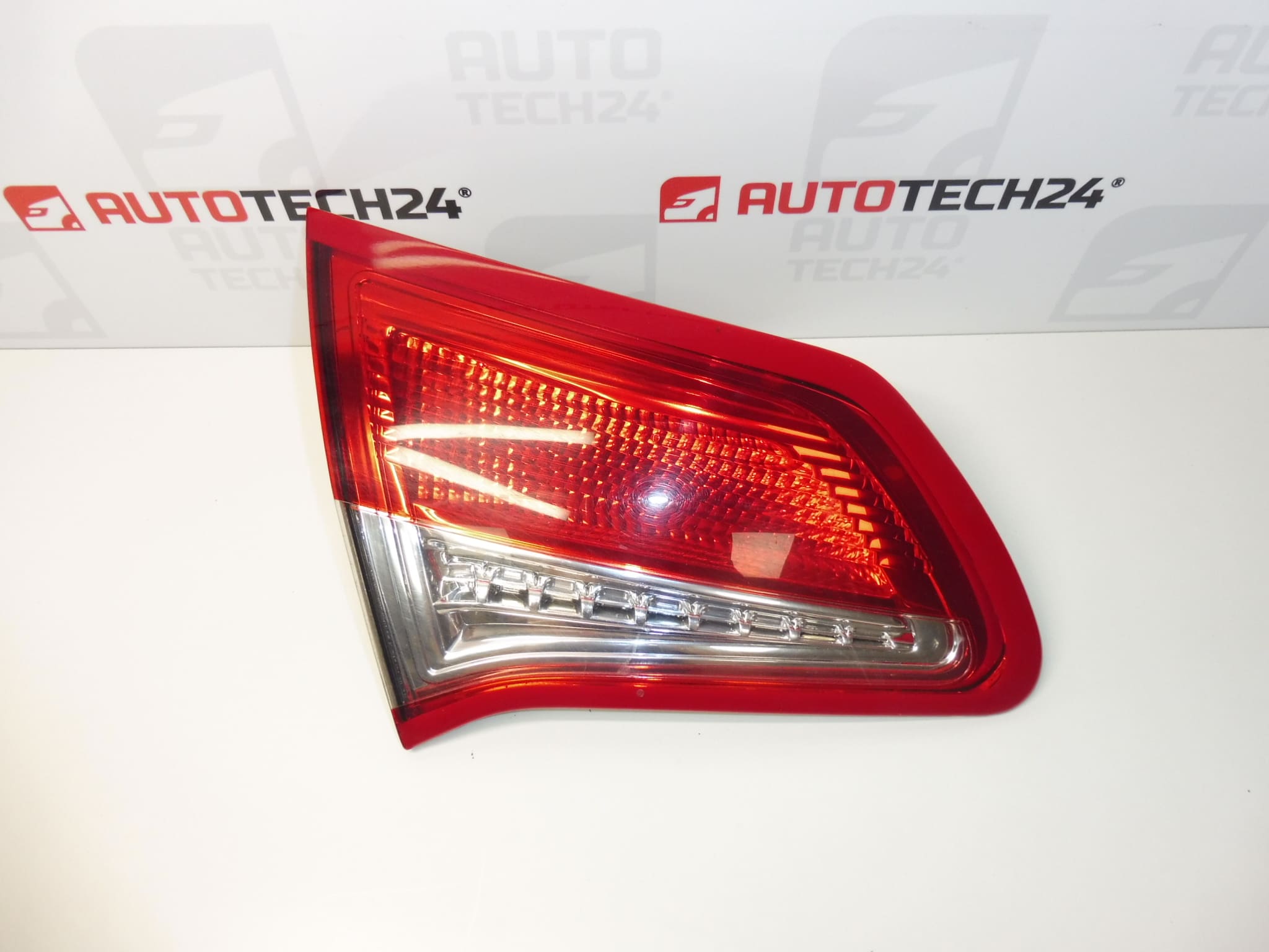Ukrasni okvir stražnjeg lijevog svjetla Citroën C4 II 9672155880 7453E4